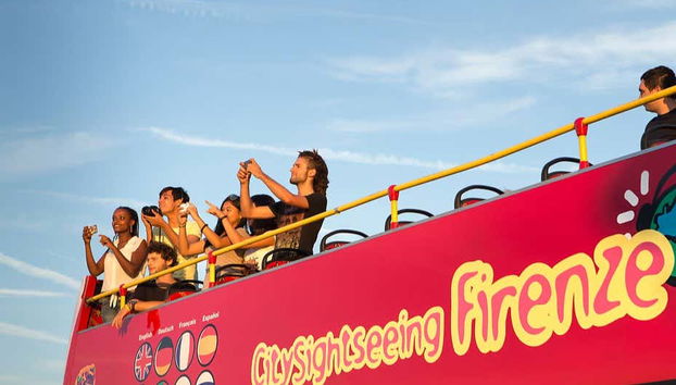 Tomando fotos desde el autobús descapotable