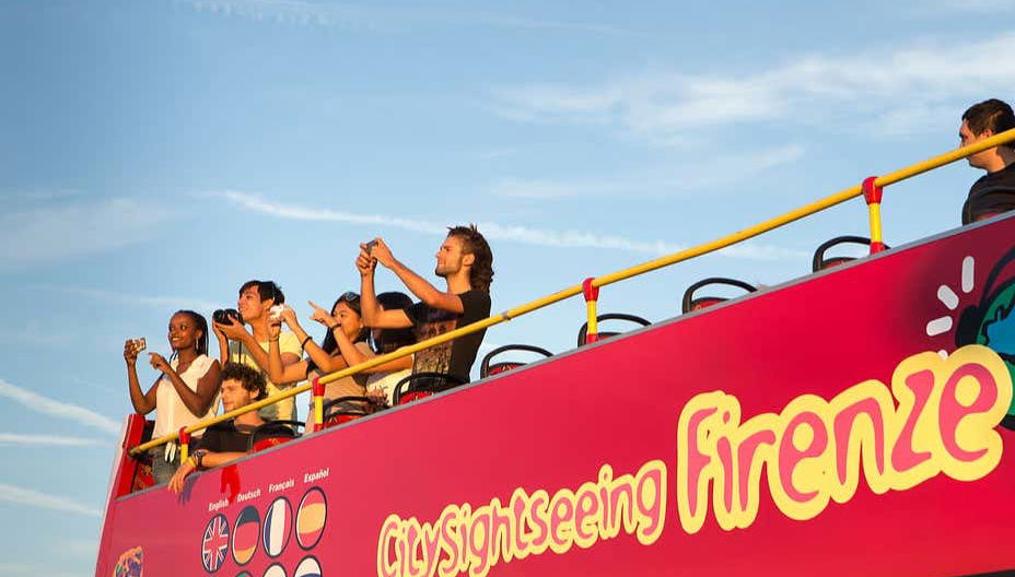 Scattando foto di Firenze dall'autobus decappotabile