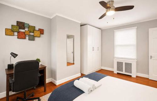 Charming Townhouse Retreat by CozySuites - Foto 7