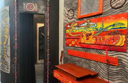 SPACE CASTLE: a 1950s Gas Station transformed into an Art Themed Wonderland - Foto 34