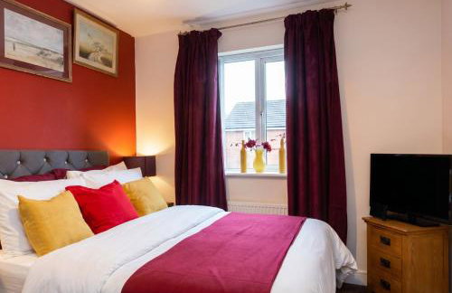 Bright 4 Bedroom Home in Walsall, Free Parking and for EVs - Photo 3