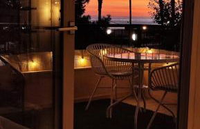 SeaHomes Vacations - Seafront Mediterranean Ap & PKG - Foto 15