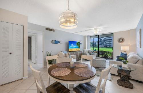 Walkout condo with beach access, pool and pickleball - Foto 7