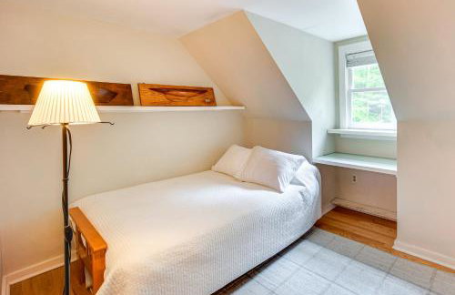 Expansive Wilmot Escape with Deck Near Skiing! - Foto 28