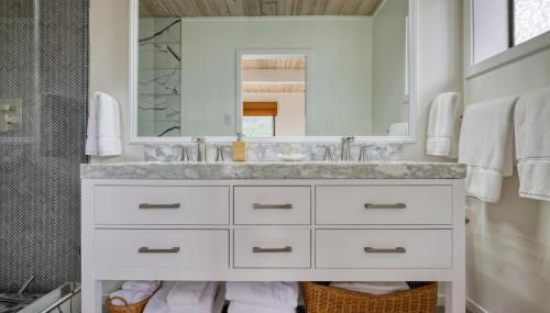 Dockside getaway with hot tub & dock - Foto 3