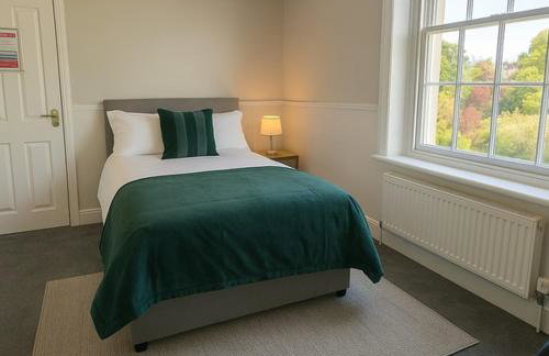 Bright 2-Bed Top Floor Flat, Full Kitchen, Parking - Foto 2