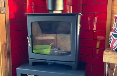 Rubys Retreat Stylish Log Cabin-Hidden Garden - Photo 2