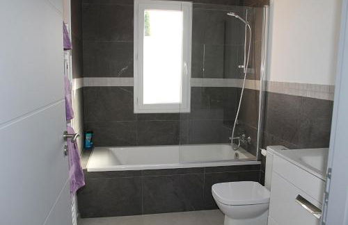 Modern 4 bedroom villa, air-conditioning, swimming pool, private gardens - Photo 26