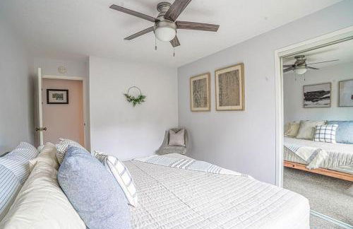 Tranquil 2BR downtown condo, Parking, King bed - Foto 22