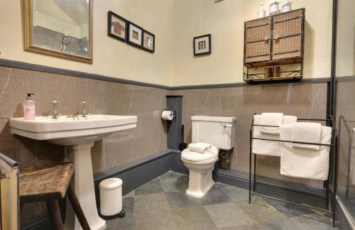 Romantic four poster Cottage private outdoor Hot Tub & Sauna at Harthill Hall plus private daily use of indoor pool and sauna 1 hour per day - Photo 8