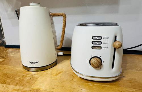 Luxury 2-Bed Apartment,Office with Built-In TV King Bed, Private Entrance and free Parking - Foto 45