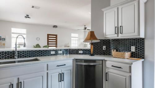 Modern 2-Story Cowboy Pool Home with King Beds Walk to 6th St & Rainey Street - Foto 4, dishwasher