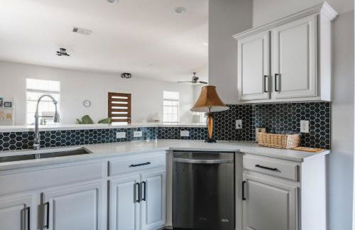 Modern 2-Story Cowboy Pool Home with King Beds Walk to 6th St & Rainey Street - Foto 4