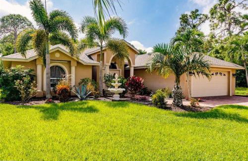 Tiki Paradise House & pool - 10 min to Beach! - Foto 2