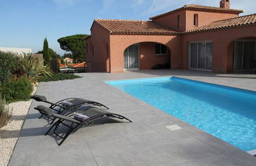 Modern 4 bedroom villa, air-conditioning, swimming pool, private gardens - Photo 2