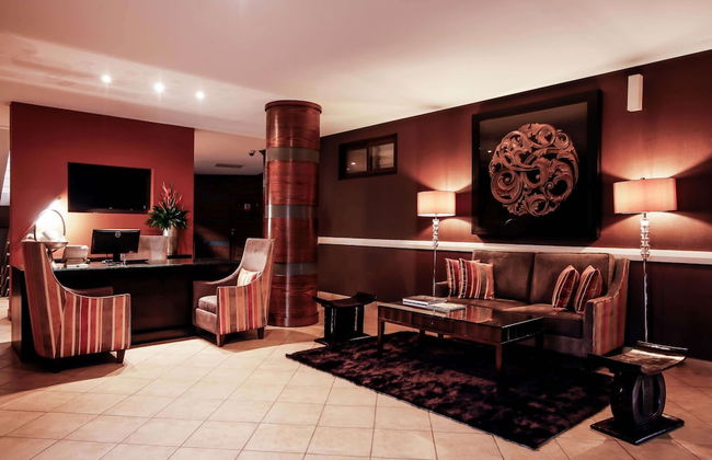 Oak Plaza Suites - Photo 2