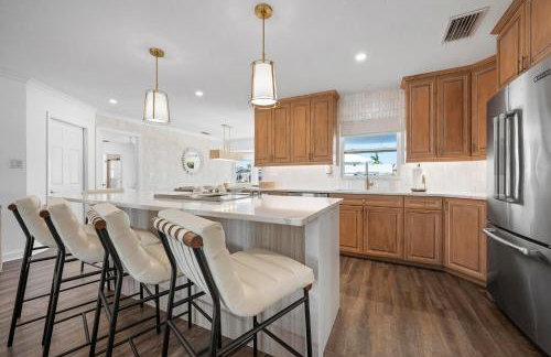 Bayside Hideaway! Private pool with water view and canal side dock! Available for Summer! - Foto 15