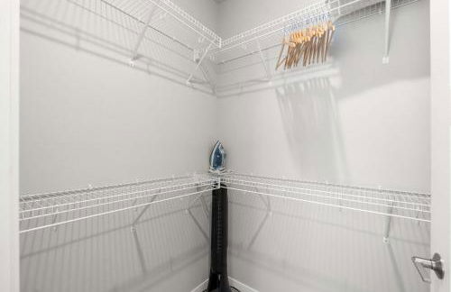 Washer & Dryer with Free Underground Parking with a Pool - Foto 43