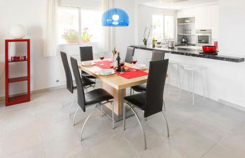 Bright villa with salt water pool - Photo 6