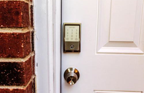 Cozy & Modern 5BR Smart Home with Yard and BBQ - Foto 38