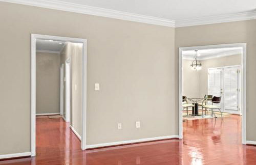 Private Fenced Yard • Sleeps 10 • Mins to Malls - Foto 30