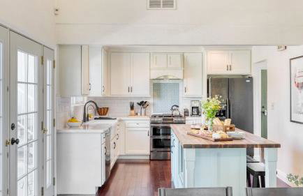 Stunning Escape • Hot Tub Panoramic View Prime Location Hilltop by AvantStay - Photo 11