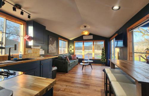 Cozy Covelo Tiny Home - Hot Tub & Oaks - Foto 22