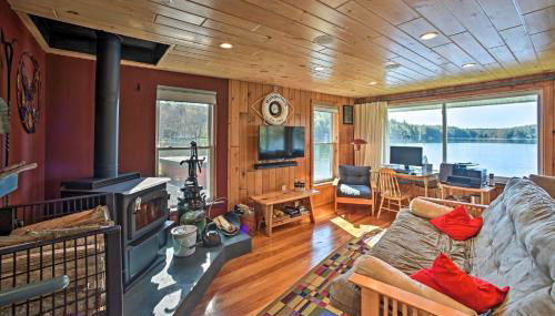 BBQ Ready Lakeside Milford Home with Paddleboat - Foto 3