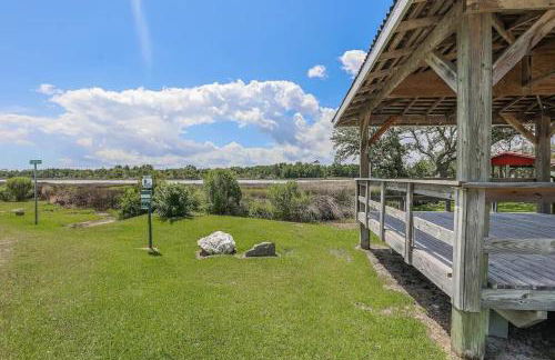 Surf City 2BR Model Home with Pool and Boat Ramp Access - Foto 23