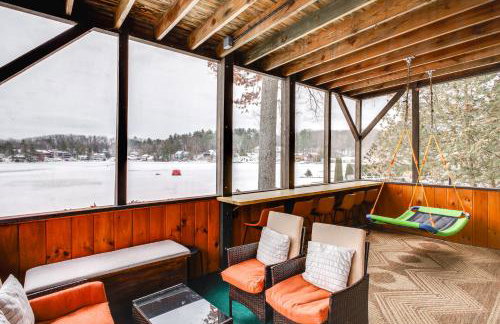 Porch and Views Queensbury Three Family Lakehouse - Foto 23