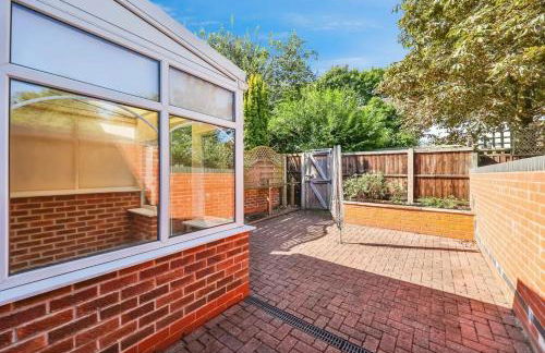 Timeless 2 Bedroom Townhouse Near The City Centre With Drive Parking - Photo 10