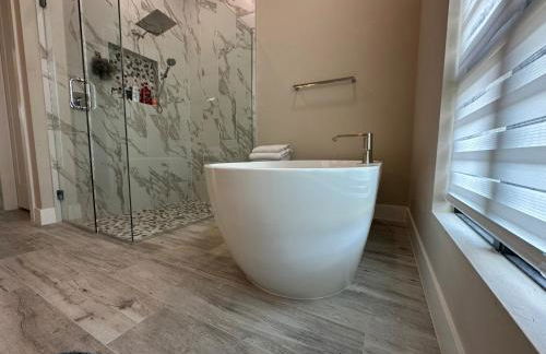 Brand New Luxury 4 bedroom heated pool home - Foto 25