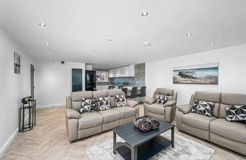 Sea View Luxury Apartment 3 bedrooms Free Parking - By Coast Apartments - Photo 6