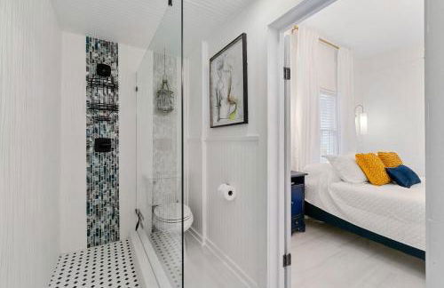 Coco's Cozy Cabana - Hot Tub Walk to Downtown - Foto 24