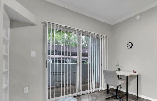 Serene 1BD Retreat - Pool, Gym & Free Parking! - Photo 12