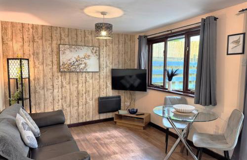 Wren 21-Hot Tub-Woodland Lodges-Tenby-Camarthenshire - Foto 7