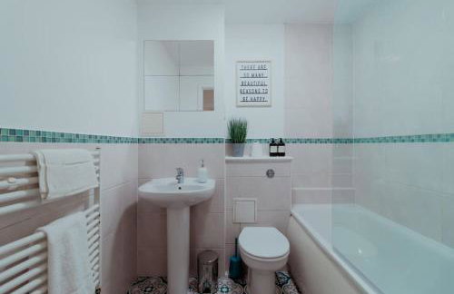 The Diickens Den - Rochester 1BR Flat - Sleeps 4 with Parking - Contractor - Friendly and Ideal for Long Stays - Foto 16