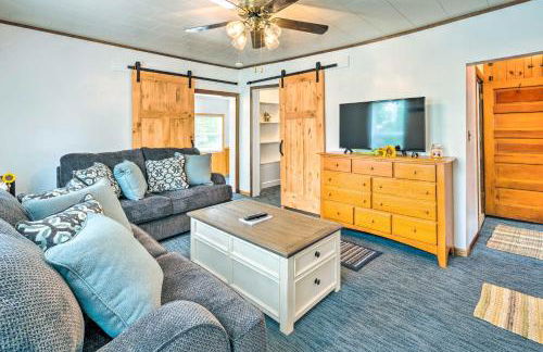 Historic Cabin Retreat Steps to Okoboji Lake - Foto 1