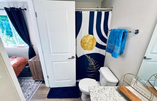 Colorful Comfort 3 Bedroom Home with Fenced yard - Foto 33