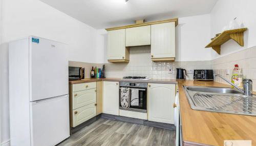 Modern 4-Bedroom Gem Family & Business Friendly - Photo 4