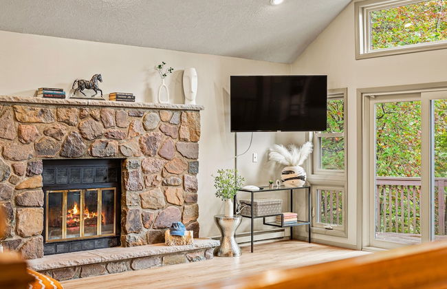 Emerald Bluff by Avantstay Lake Views Deck Fire Pit Game Room - Photo 6