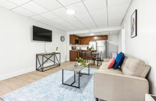 East 120 I Modern Refinished Apt Downtown I Gym - Foto 13