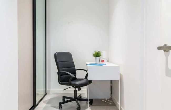 Modern 1 Bedroom in Tranquil Parklands - Photo 1