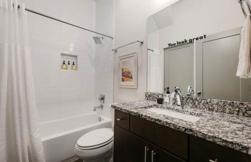 Modern Luxe Townhome with Rooftop Cinema - Foto 36