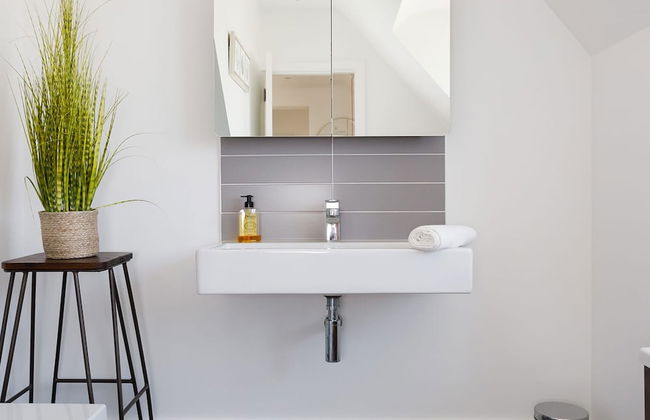 Gorgeous Home for 12 - Walk to Beach - Sea View - Photo 37