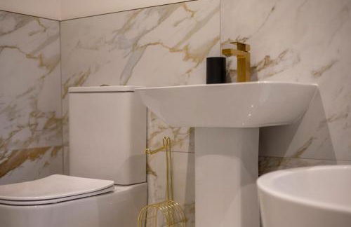 Stunning 5-bed Barn Conversion in Newark-on-Trent by Renzo, Beautiful Surroundings, Sleeps 10! - Foto 29