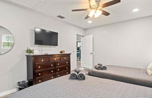 Adventure Awaits in Tampa Bay with Beautiful Decor 4BR with Backyard Oasis Near Busch Gardens & Adventure Island - Foto 30