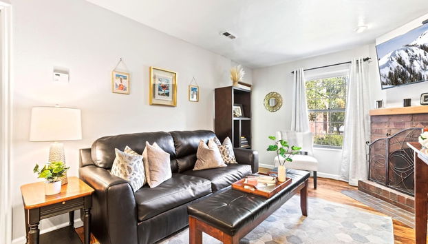 Copper Bottom Inn Upgraded 1-Bedroom, Electric Fireplace, Full Kitchen, WiFi, Walk to Slopes, Portable AC CBI-108 by KBM - Foto 2, Profilbild