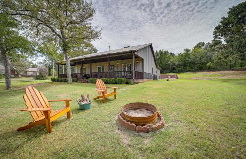 Cozy Checotah Retreat with Deck Near Eufaula Lake - Foto 1