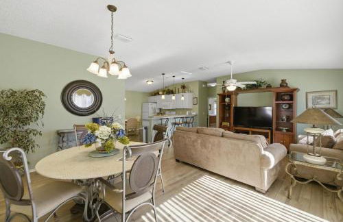 Lovely 2BR Near Lake Sumter and Brownwood With Golfcart - Foto 16